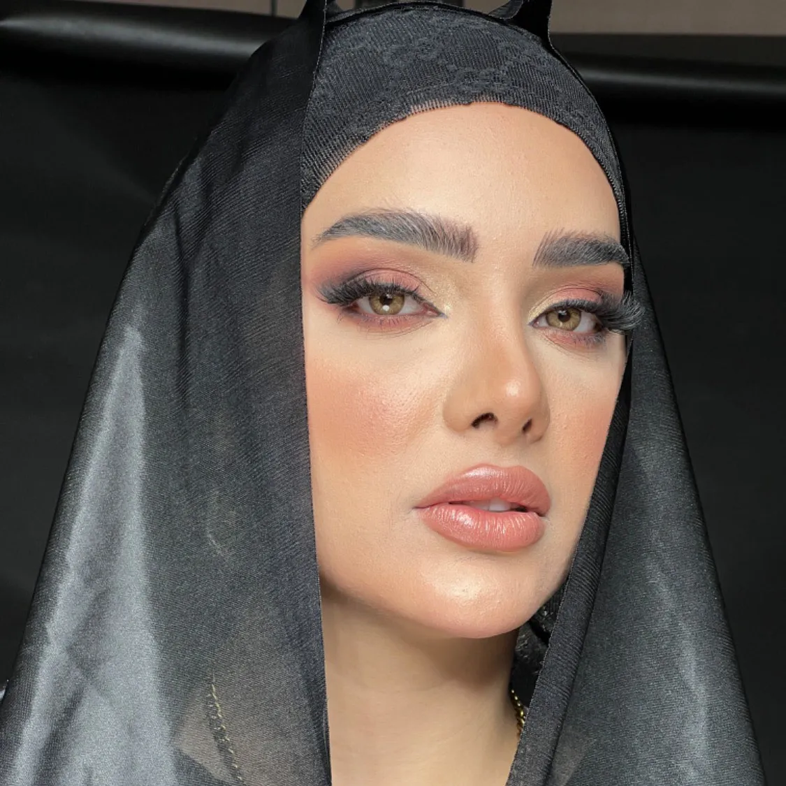 لنز هانی براون اماندا روی چشم قهوه ای