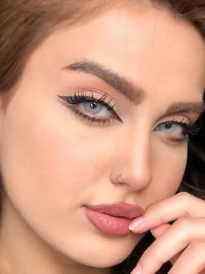 لنز پاستل گری اماندا روی چشم تیره