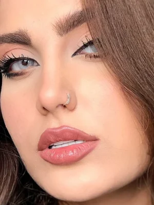 لنز پاستل گری اماندا روی چشم مشکی