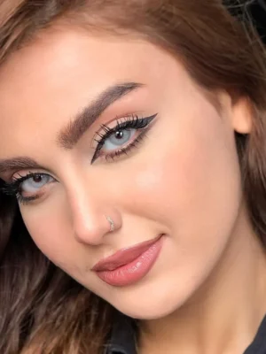 لنز پاستل گری اماندا روی چشم قهوه ای