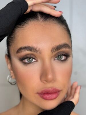 لنز چشم رنگی سبز طوسی دور محو دیم گری سلنا