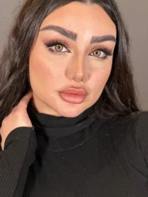 لنز یوتا سلنا روی چشم قهوه ای