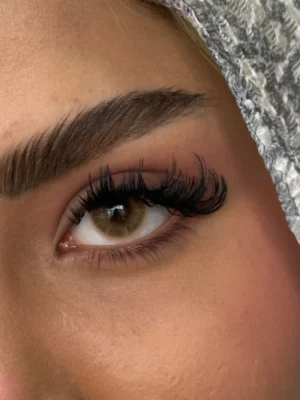 لنز کافی سلنا روی چشم قهوه ای