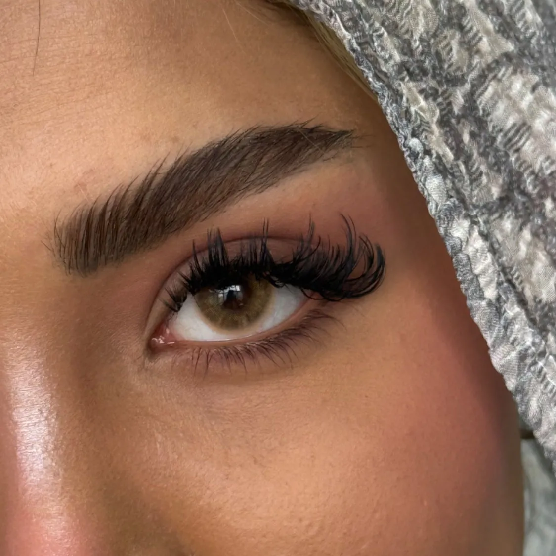 لنز کافی سلنا روی چشم قهوه ای