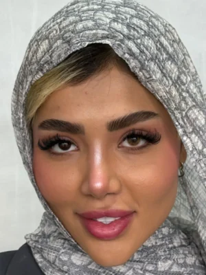 لنز کافی سلنا روی چشم تیره