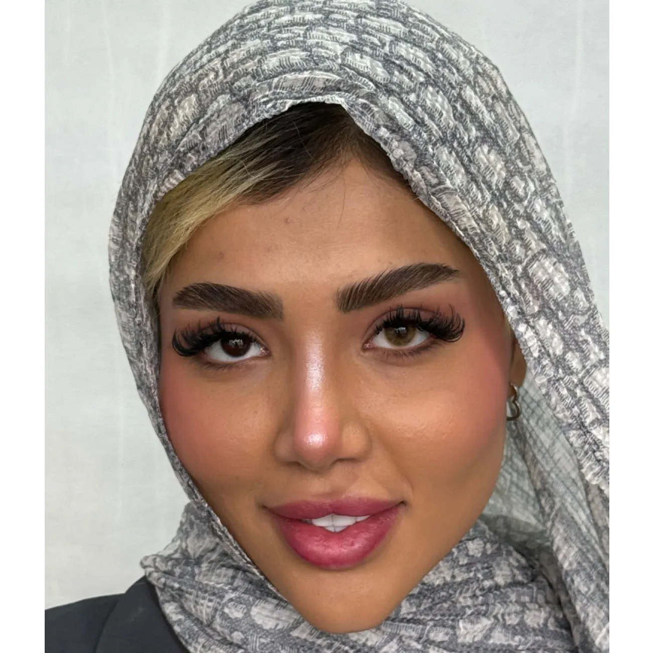 لنز کافی سلنا روی چشم تیره