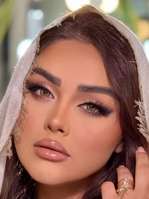 لنز کاپوچینو سلنا روی چشم تیره