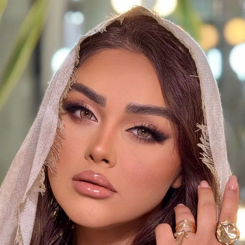لنز کاپوچینو سلنا روی چشم تیره