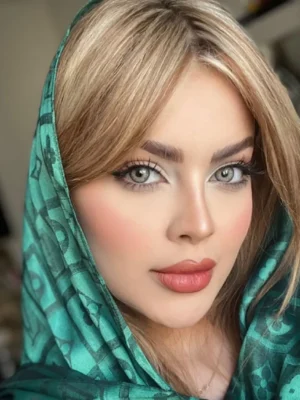 لنز کویین گری اماندا روی چشم قهوه ای