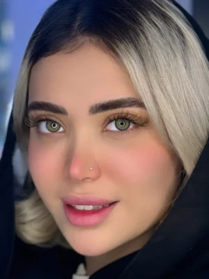 لنز رنگی سبز عسلی دور مشکی لیناریا یونیک روی چشم قهوه ای