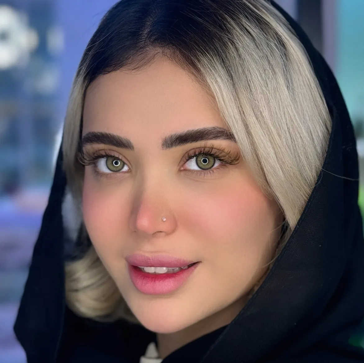 لنز رنگی سبز عسلی دور مشکی لیناریا یونیک روی چشم قهوه ای