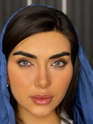 لنز هاوایی بلو اماندا روی چشم مشکی