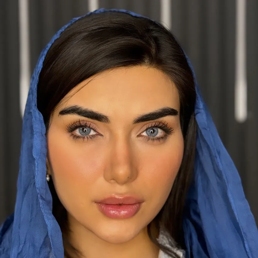 لنز هاوایی بلو اماندا روی چشم مشکی