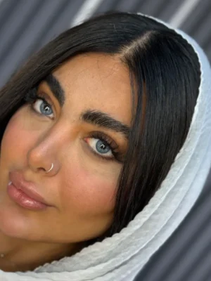 لنز هاوایی بلو اماندا روی چشم