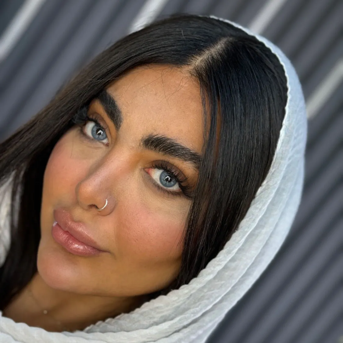 لنز هاوایی بلو اماندا روی چشم