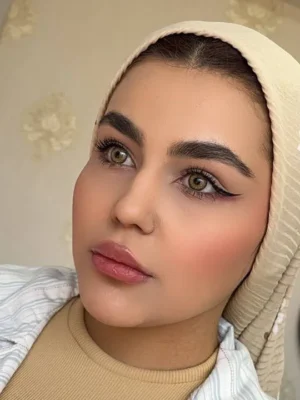 لنز هاوایی گری سلنا روی چشم مشکی