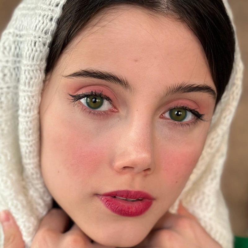 لنز رنگی سبز تیله ای ویدگرین یونیک روی چشم قهوه ای