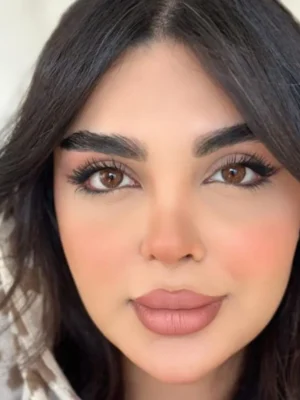 لنز رنگی قهوه ای عسلی کلوپاترا هیزل یونیک روی چشم قهوه ای